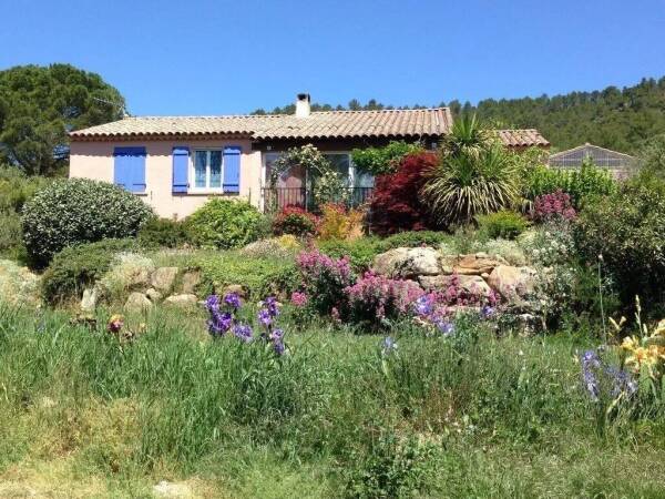 Le Val : Maison de plain-pied sur joli terrain 2000 m² 