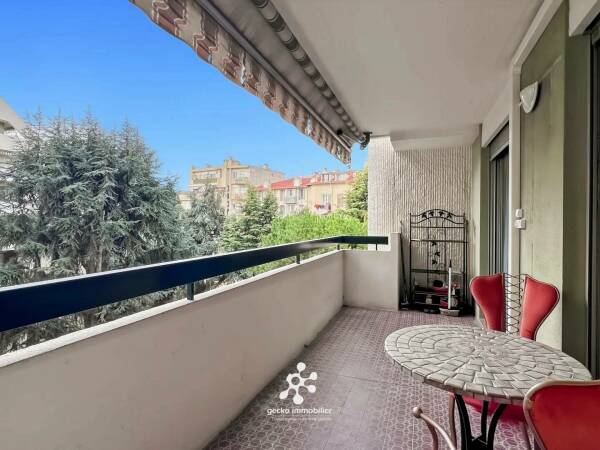 NICE - Gambetta / Vernier - 3P traversant avec terrasse et balcon