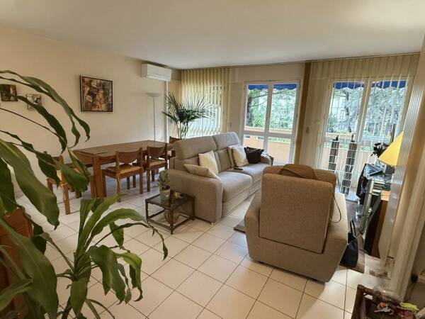 Appartement F3 avec Garage Secteur Fréjus Plage 5 mn Plage à pieds Viager occupé Mr 86 ans et Mme 80 ans