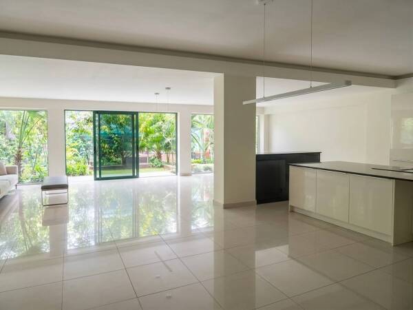 Fréjus, Excellente visibilité local commercial 160 m2