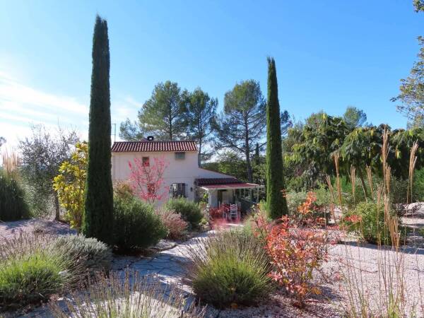 COTIGNAC – Jolie maison avec vue dégagée, appartement indépendant et bel espace piscine