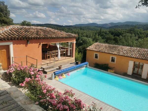 VILLA  LORGUES DE 250M² SUPERBE ENVIRONNEMENT