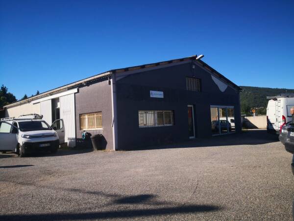 A louer Brignoles, local de 275 m2 avec 700 m2 de terrain .