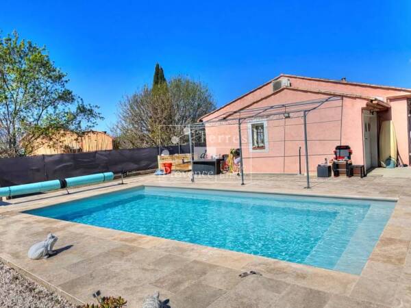 Villa de plain-pied avec piscine, à deux pas du village de Villecroze