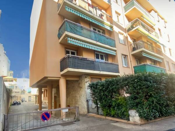 CAGNES-SUR-MER – Centre-ville – 4P Traversant à fort potentiel avec cave