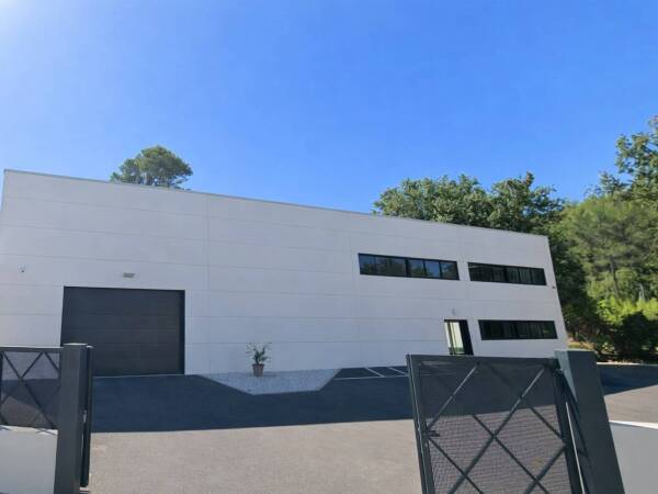 Local d’activité récent de 1 015 m² à Hyères – Zone Saint‑Martin