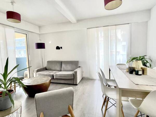 Nice - Liberation - Grand 2 pièces avec terrasse et cave.