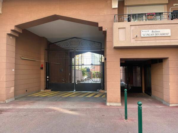 🔑 Opportunité Rare : Garage Privé en Cœur de Ville à Roquebrune-Cap-Martin Adresse : 236 Avenue Aristide Briand