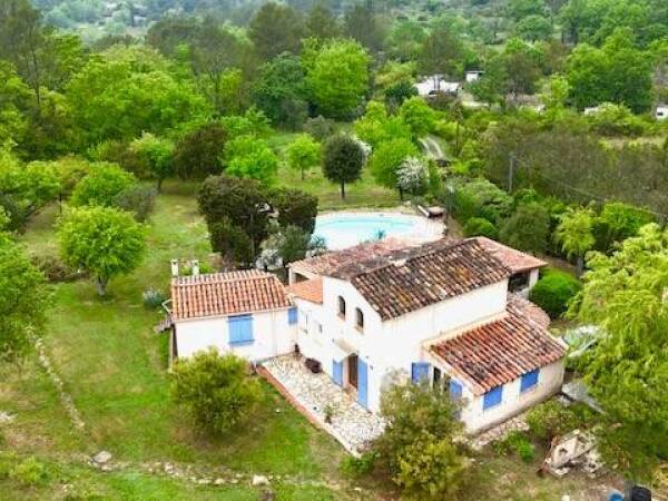 Villa à l'esprit provençal avec piscine sur 4000m² de terrain.