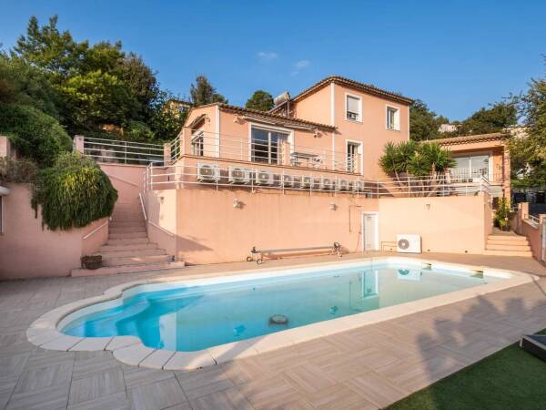 Maison  - 8 pièces  - 300.0 m2 -  2 100 000 € - À vendre 