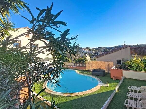 LA SEYNE SUR MER - Limite SIX-FOURS - Villa 5 pièces avec 2 logements sur 805m² de terrain avec piscine au calme