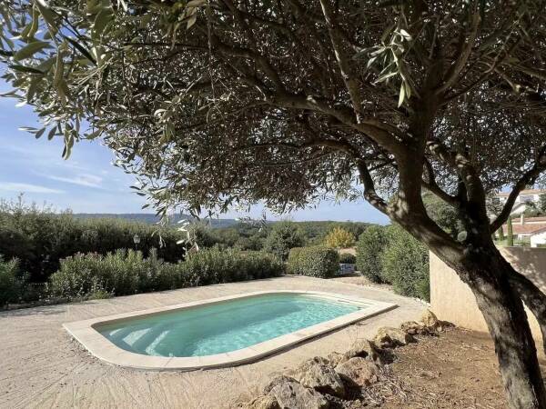 Vue panoramique pour cette maison familiale avec potentiel d’aménagement