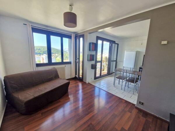 bel appartement 10ème étage cadre agréable