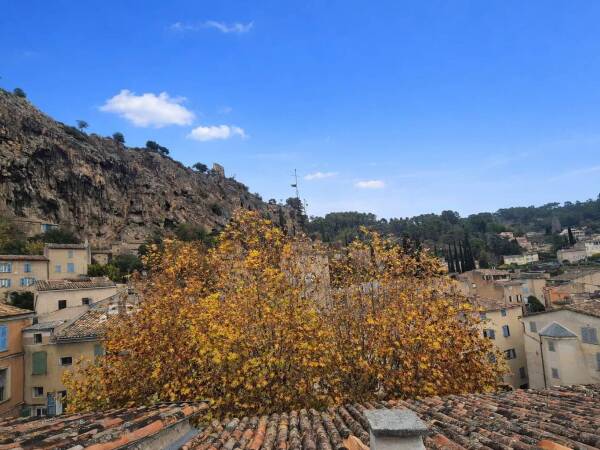 COTIGNAC Vue exceptionnelle pour ce duplex + studio indépendant