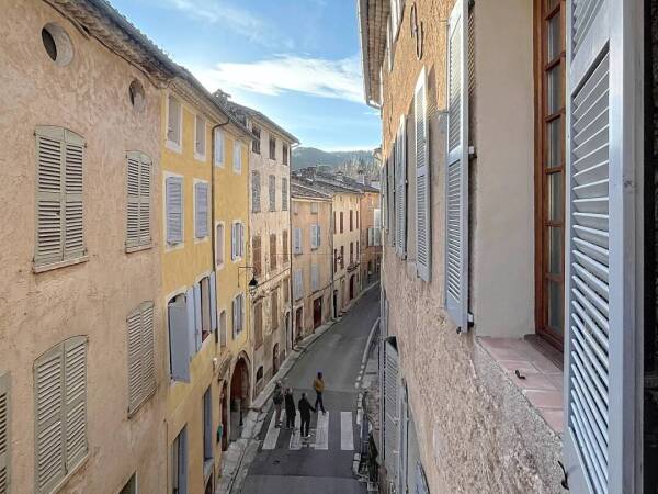 Grande Bâtisse de Charme à Rénover avec Garage, remise et Patecq au coeur de Cotignac