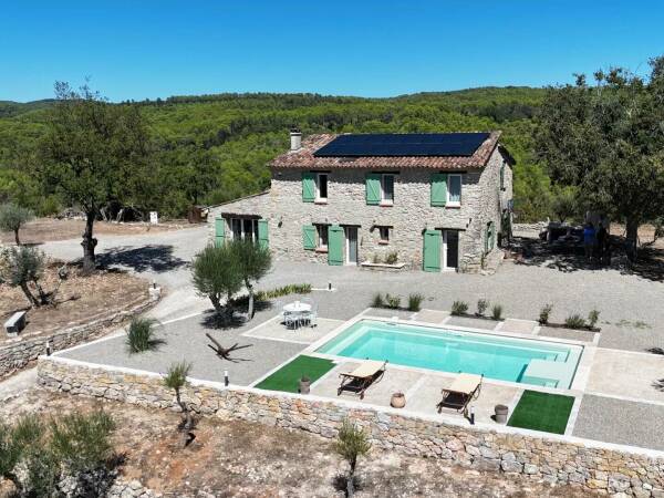 Bastide en pierres sur 22 hectares avec vignoble et oliveraie, proche Cotignac