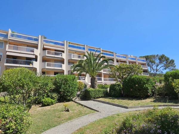 Studio à 2 pas de la plage à Boulouris 83
