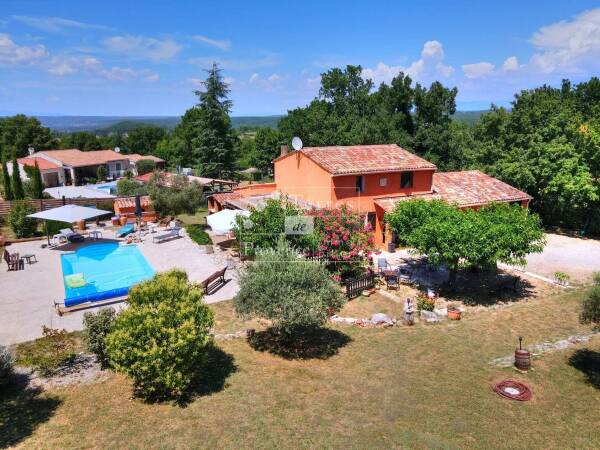 Maison 5 pièces avec piscine à Montmeyan