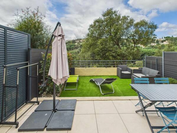LOCATION SAISONNIERE - APPARTEMENT NEUF POUR 4 PERSONNES DANS RESIDENCE A STE MAXIME