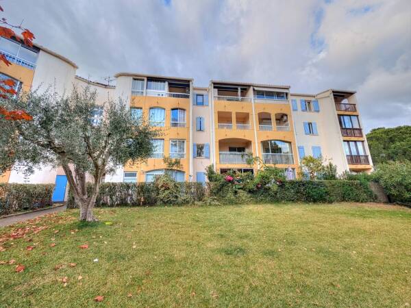 appartement T1 rez de jardin avec loggia et garage fermé