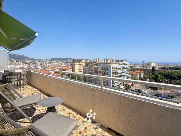 Nice - Parc Impérial - 4 pièces rénové en dernier étage avec 30 m² d’extérieurs et vue mer panoramique.