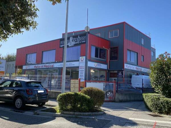 Local 1100 m2 à usage de bureaux / stockage