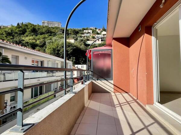 NICE - MADELEINE - Appartement 4 pièces rénové avec terrasse en dernier étage