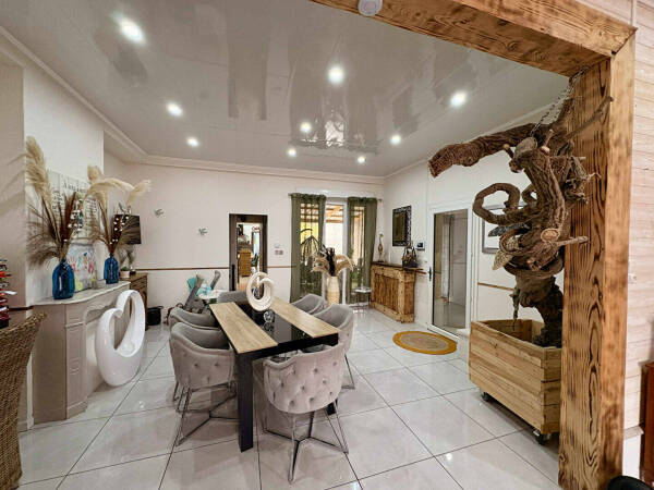 GRANDE MAISON FAMILIALE ENTIEREMENT RENOVEE