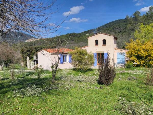 Villa à l'esprit provençal avec piscine sur 4000m² de terrain.