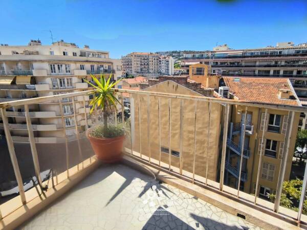 NICE - LIBÉRATION / BORRIGLIONE – 3 PIÈCES AVEC TERRASSE – VUE DÉGAGÉE