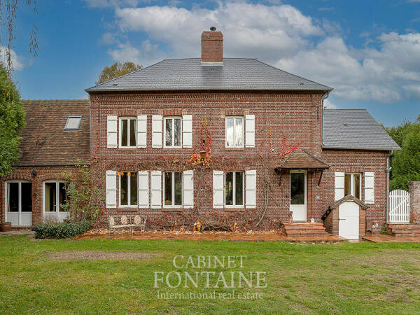 Proche Auneuil ancien corps de ferme 226m² / dépendances 400m²