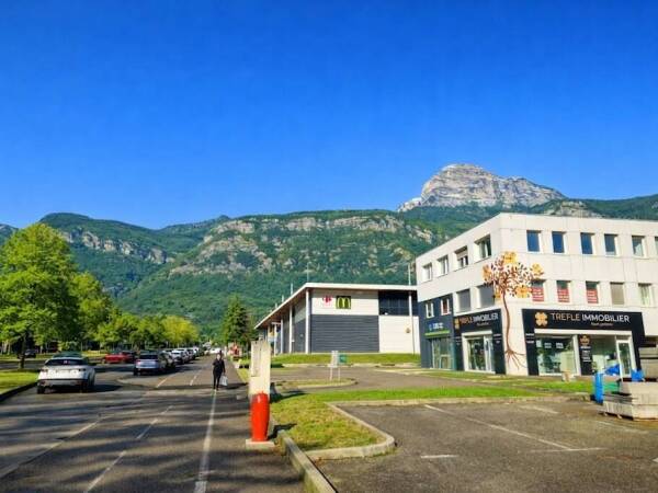 Crolles Local 120 m² avec vitrines et parking