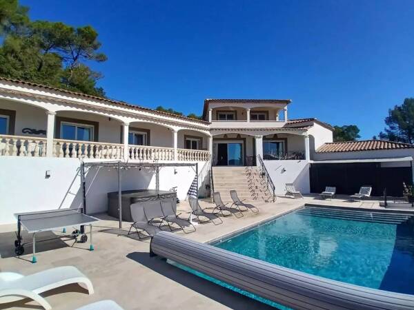 Pignans : Villa dominante de 238 m² avec vue panoramique et fort potentiel de rendement