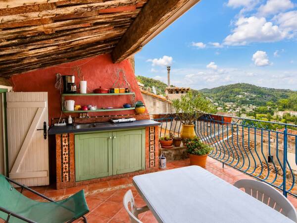 Vente maison de village avec terrasse centre Callas