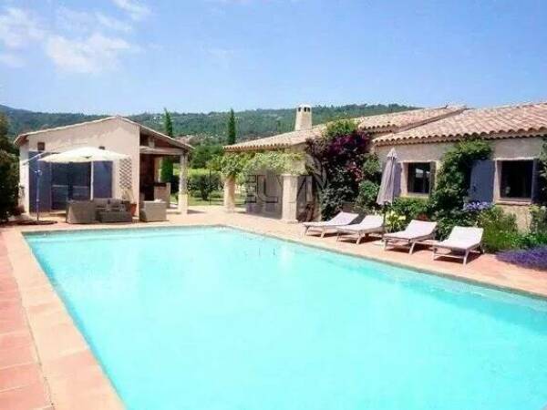 Villa en bordure de vignes à Plan de la Tour