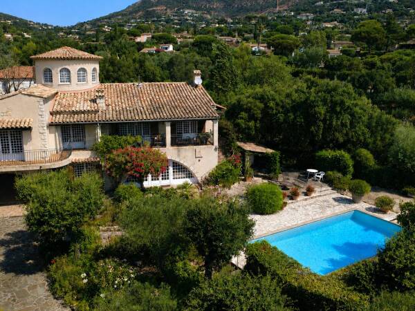 Élégante Bastide Provençale au coeur du Golf de BEAUVALLON