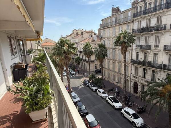 Viager Occupé Toulon Colbert - Appartement F4 88m² Terrasse - Bouquet 182 000€ Rente 1000€ - Femme de 89 ans