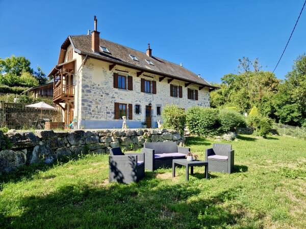 belle propriété vue dégagée dans un cadre de verdure.