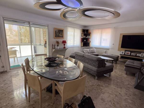 VIAGER LIBRE à La Garde (Vente à terme possible sur 16 ans)– Appartement F4 109 m² + Loggia 17 m² - Homme de 72 ans