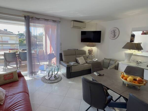 Viager Occupé sur H de 82 ans et F de 87 ans - Appartement F2 avec terrasse VUE MER et Garage à St Raphaël 83700