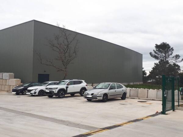 Entrepôts de 900 à 1500 m2 ZI de Signes.