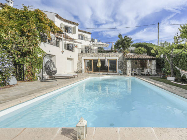 Maison  - 5 pièces  - 326.0 m2 -  1 380 000 € - À vendre 