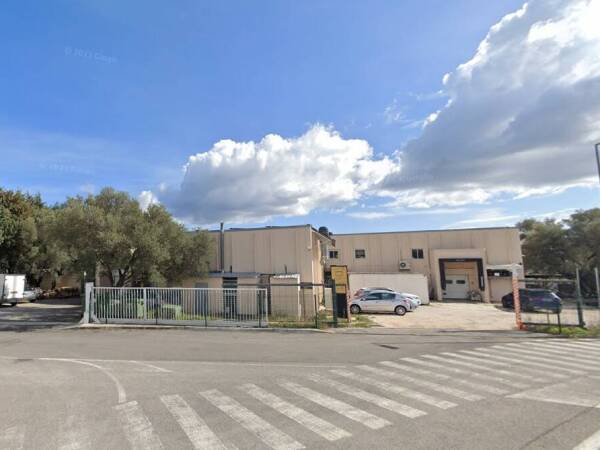 Local commercial  de 850 m2 sur 1900 m2 de terrain