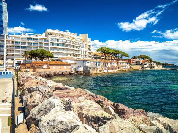 À VENDRE – Ensemble commercial exceptionnel en FRONT DE MER – SAINTE‑MAXIME (83)