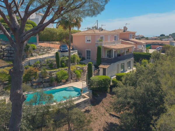 Maison  - 8 pièces  - 233.0 m² -  1 100 000 € - À vendre 