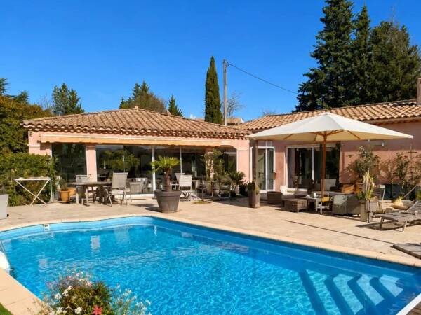 Agréable villa de plain pied avec piscine Cotignac