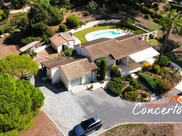 Vente villa à Puget-Sur-Argens. VAR. Plain-pied avec piscine.