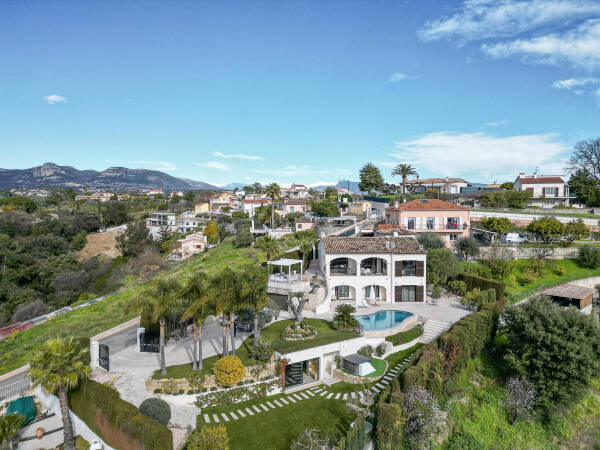 Maison  - 5 pièces  - 202.0 m2 -  1 950 000 € - À vendre 