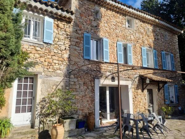 MAGNIFIQUE BASTIDE  T7 EN PIERRE LORGUES A VENDRE