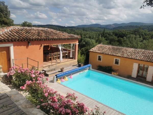 VILLA  LORGUES DE 250M² SUPERBE ENVIRONNEMENT